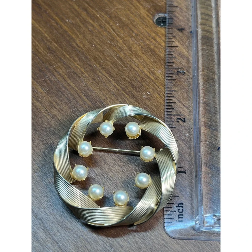 50s 60s Vtg Gold Tone Faux Pearl Wreath Brooch Textured Ribbon Circle Pin 1.5